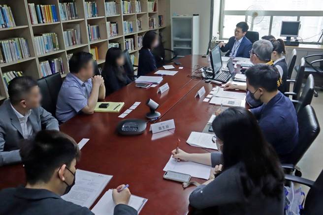 台北市法务局及卫生局4日约谈好市多内湖店及北投店。（法务局提供）