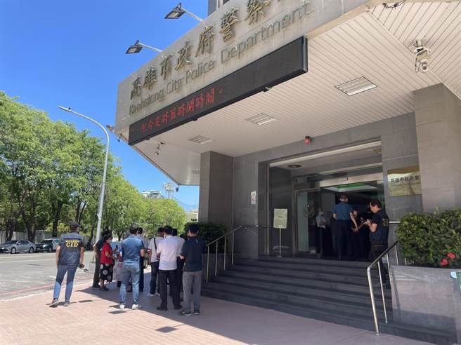 高雄市警察局前陳情現場有多名員警。（洪靖宜攝）