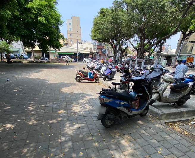 警方表示現地蒐證後已多次函報工務局養工處依權責裁處。（翻攝照片／高雄洪靖宜傳真）