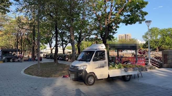 警方表示現地蒐證後已多次函報工務局養工處依權責裁處。（翻攝照片／高雄洪靖宜傳真）