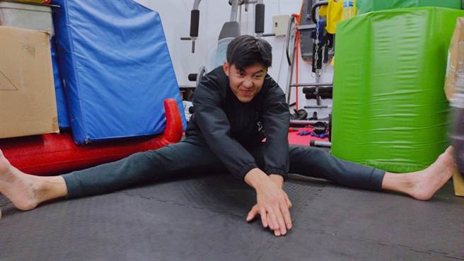 刘丞每次课前都得进行拉筋伸展。（艾迪升传播提供）