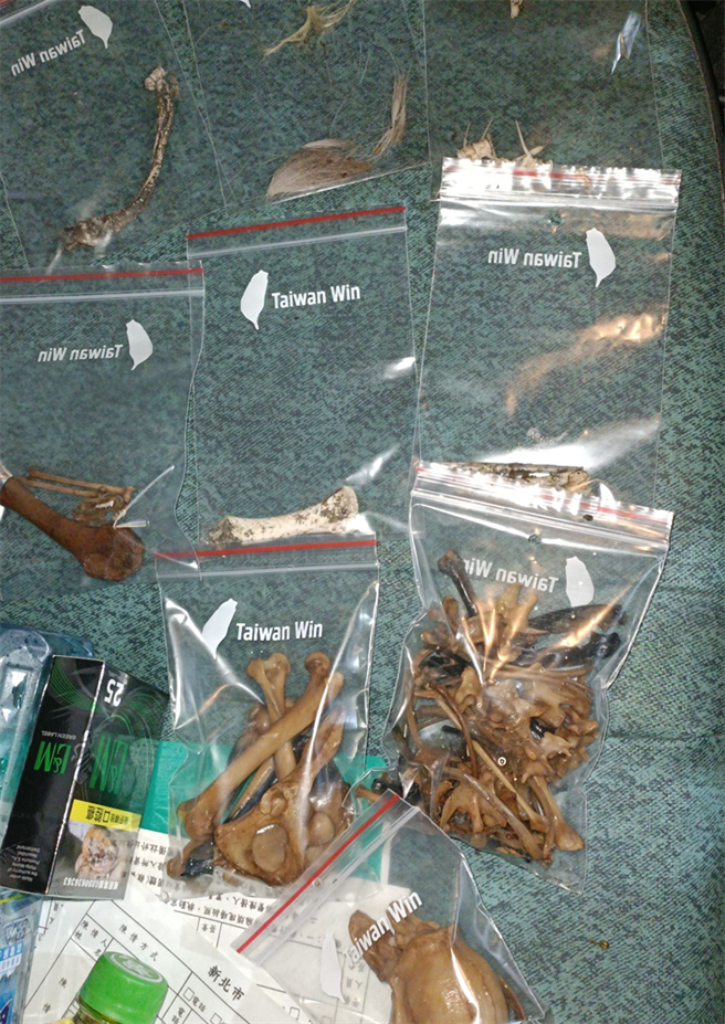 稽查人員採集到的動物骨頭毛髮。（動保處提供）