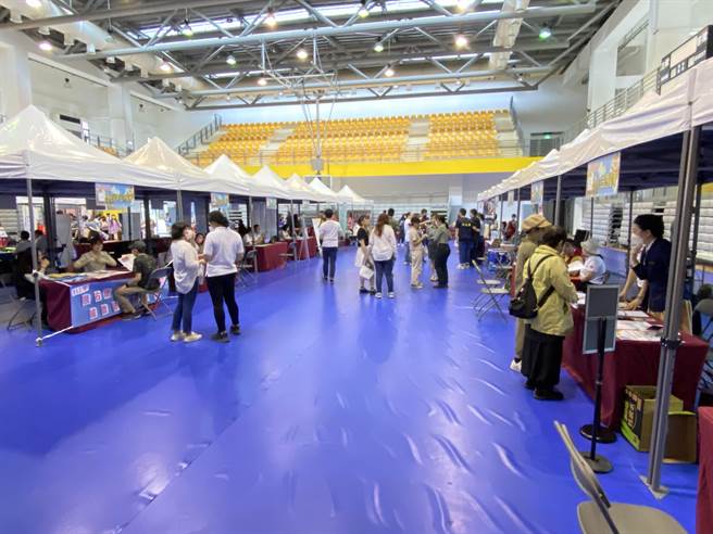 昨日登场的金大校园徵才就业博览会人流未如预期，一整天下来到场参加的求职者仅约200余人。(于家麒摄)