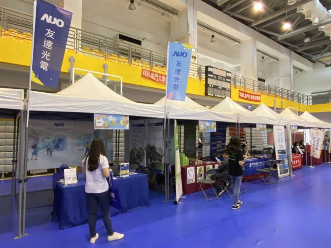 远道而来求才的友达光电、仁宝电脑等台湾厂商一度乏人问津，大嘆摇头人才难寻。(于家麒摄)