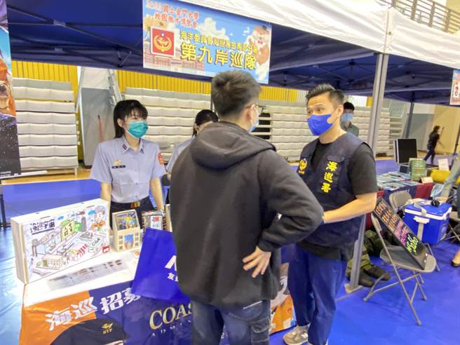 海巡署等军职薪资高又稳定，不少应届毕业生热烈询问，人气颇高。(于家麒摄)