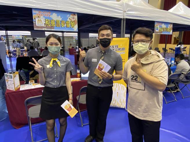 即将于7／1开幕的麦当劳金门店也共襄盛举，趁机补足人力缺口加紧训练。(于家麒摄)