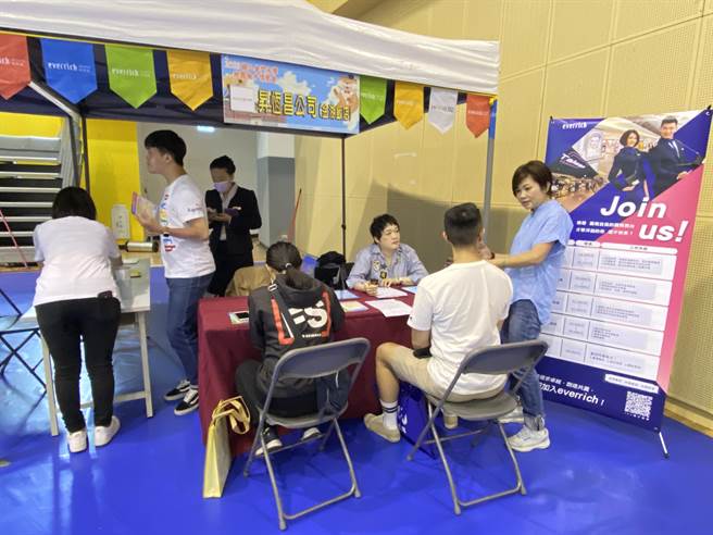 免税店龙头-升恒昌也有不少民眾参加面试，「在地」业者仍是金门乡亲的优先选择。(于家麒摄)