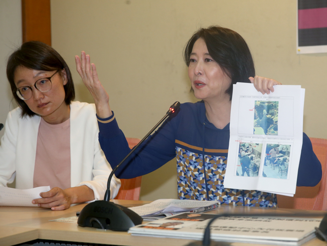 立委王鸿薇（右）、吴怡玎4日召开记者会指出，泰山企业于日前召开审计委员会，董事刘伟龙为阻碍公司议事进行，透过刑事局长李西河指示员警到场，强行带走主席杜英达独董，并恶意中断会议进行。（陈君玮摄）