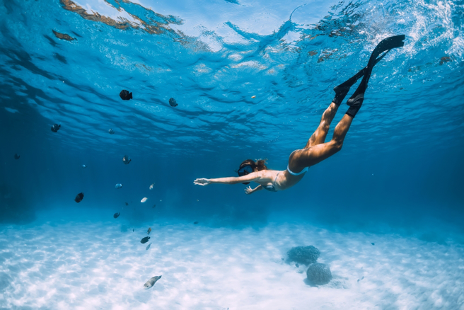 有网友批看到许多妹子接连PO出全裸没穿衣服的潜水照片，打坏潜水风气。(示意图，达志提供)