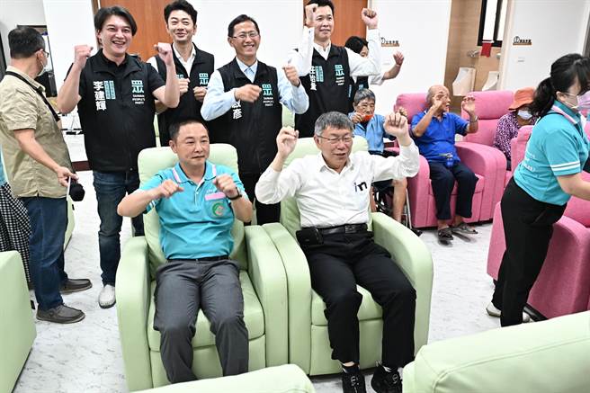 台湾民眾党主席柯文哲今天上午南下高雄市美浓区参访日新综合长照中心，与长辈们座谈聊天，并亲身体验长者的日常生活和设施，包括让长者坐立都省力的「省力椅」，及辅助健康乐活的体适能设备等。（林雅惠摄）