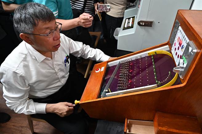 台湾民眾党主席柯文哲参访过程中，也小试身手操作长辈的休閒娱乐设备。（林雅惠摄）