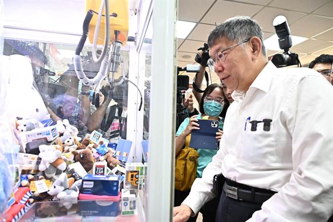 台湾民眾党主席柯文哲参访过程中，也小试身手操作长辈的休閒娱乐设备。（林雅惠摄）