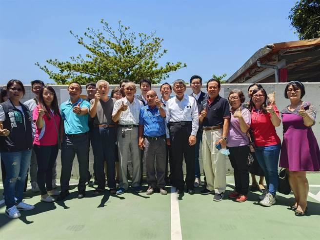 台湾民眾党主席柯文哲今天上午南下高雄美浓区参访一间新建的私立日新综合长照机构，现场和与会人员拍照留念。（林雅惠摄）