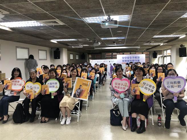 台北市家防中心4日举办林建智教育基金会爱心赠书活动，并与在场社工及关注儿少议题者分享如何教养孩子。（张芷瑜摄）