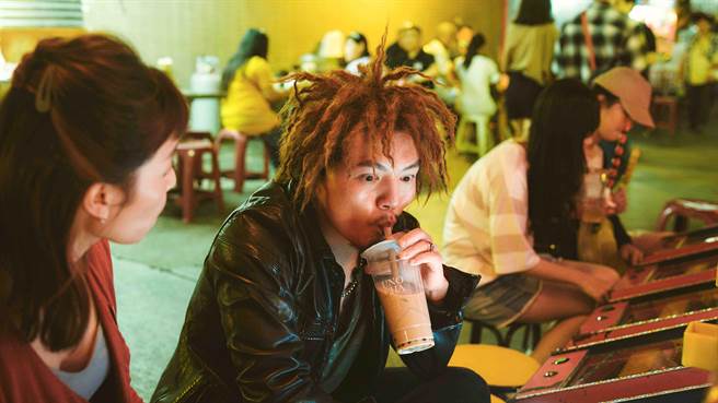 春风在片中不计形象演出，以各式奇特髮型登场。（北影提供）