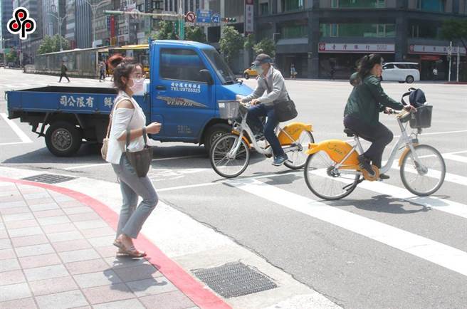 台北市警察局5月1日由14個分局針對行人多事故路口同步執行專案，加強取締車不讓人違規行為，展現對行人安全的重視與執法決心。（陳君瑋攝）