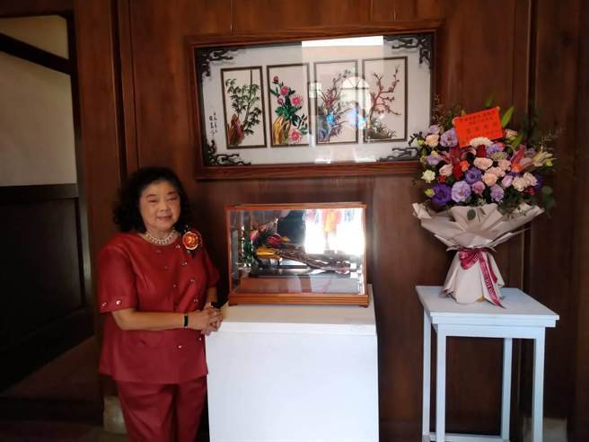 谢雅秀出身于鹿港绣线花世家，即日起在彰化工艺展览馆举办创作展。（彰化县文化局提供／孙英哲彰化传真）