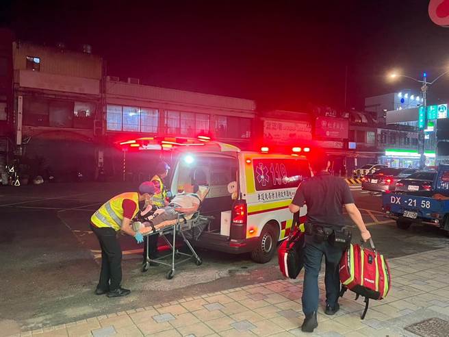 桃园杨梅一名男子昨晚骑车时，突然感觉四只发麻无力，赶紧前往派出所求助并送医治疗。（翻摄照片／蔡明亘桃园传真）