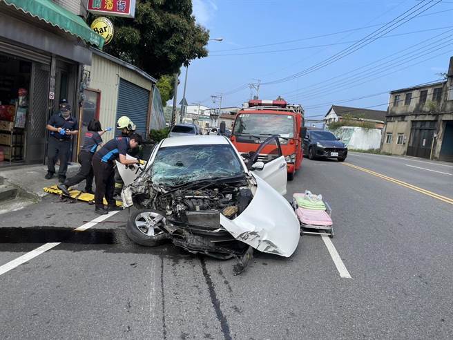 黄男轿车严重毁损。（民眾提供／李京升苗栗传真）