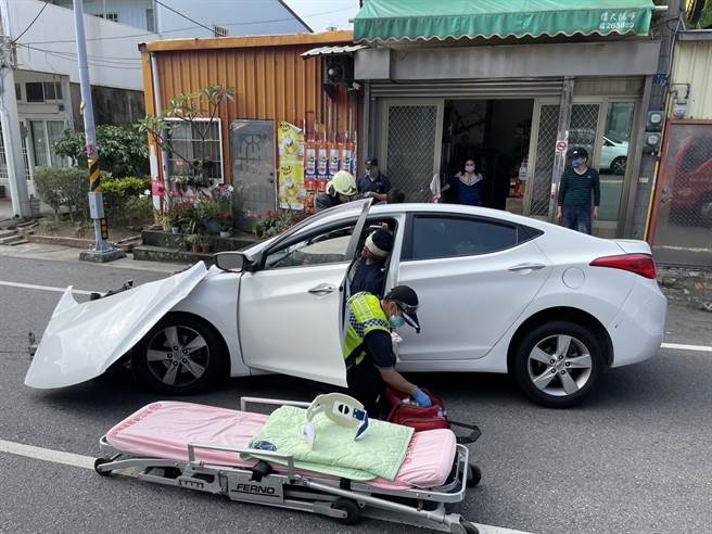 警消人员协助男子送医。（民眾提供／李京升苗栗传真）
