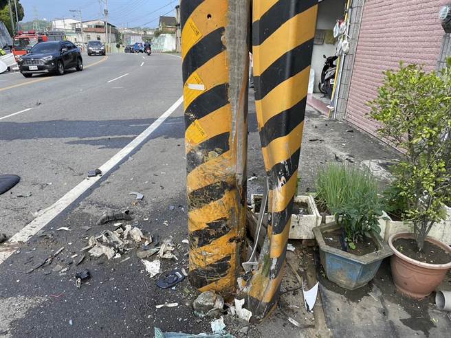 路边电线杆整个被撞凹。（民眾提供／李京升苗栗传真）
