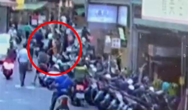 警方将逃逸移工逮补，并依妨害公务移送。（警方提供）