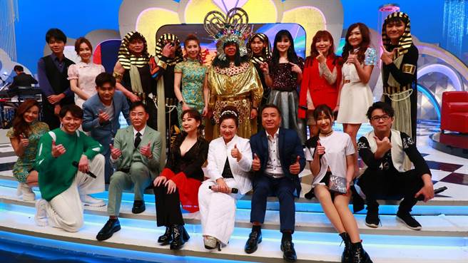 蔡亚露（左起）、李子森、吴俊宏、阳帆、张秀卿、白冰冰、王中平、田心蕾、陈思玮、柳宏霖、杜忻恬、东谚、陈怡婷、黑面、阿文、谈诗玲、廖婉君、蔡茗淇、明亮在《我爱冰冰Show》演出亮眼，刺激收视率。（中视提供）