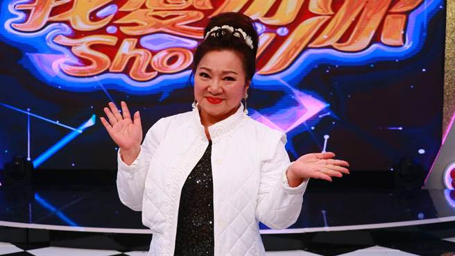 《我爱冰冰Show》主持人白冰冰开心收视传捷报。（中视提供）