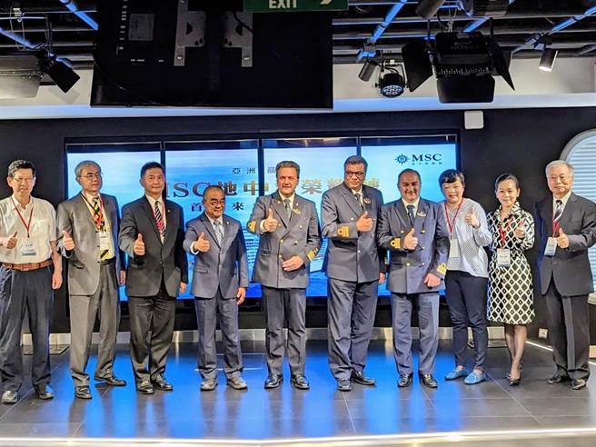 MSC邮轮首航基隆港，台湾港务公司基隆分公司总经理高传凯（左4）、东南旅行社副董事长李树军（左3）等人共同到场庆贺。（张志康摄）
