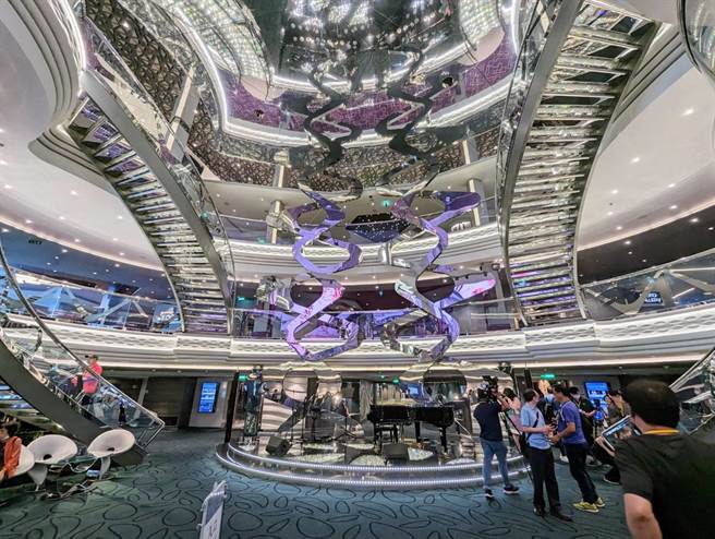 MSC地中海荣耀号船内有着豪华的内装、舒适的空间，以及多元化的游憩设施，从老到小都能在船上找到舒服的空间。（张志康摄）