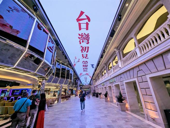 MSC地中海荣耀号船内有着豪华的内装、舒适的空间，以及多元化的游憩设施，从老到小都能在船上找到舒服的空间。（张志康摄）