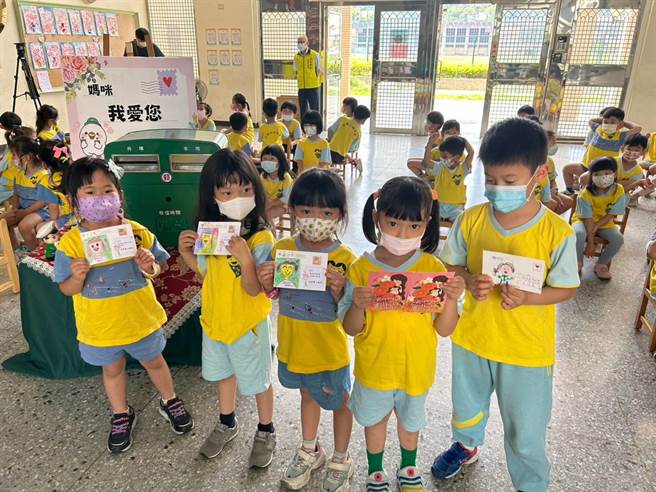 彰师大幼儿园的小朋友透过手写或手绘明信片，向他们最爱的妈咪表达爱意。（彰化邮局提供／孙英哲彰化传真）