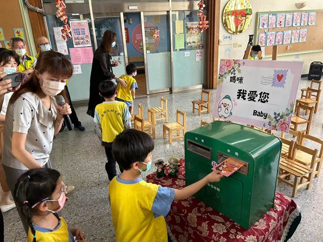 彰师大幼儿园的小朋友将手写或手绘明信片寄出。（彰化邮局提供／孙英哲彰化传真）