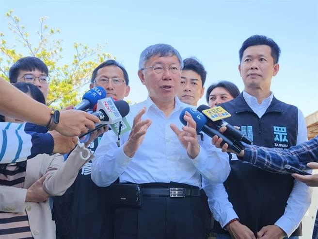 媒体问民进党执政后大砍公务员、军人的退休金的看法，柯文哲表示，台湾公务人员薪水低、制度又不灵活，应像新加坡企业化，让国家铨叙制度慢慢往前进步。（林雅惠摄）