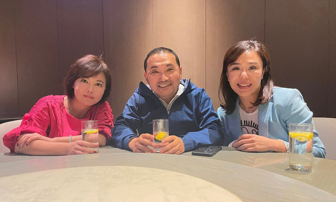 在新北市长侯友宜（中）的出手协调下，有意争取党内港湖区立委提名的议员游淑慧（左）决定礼让李彦秀（右）。（图取自游淑慧脸书）