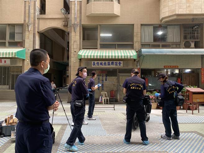 永康男受枪伤坠楼身亡，警方昨天在大楼现场採证。（曹婷婷摄）