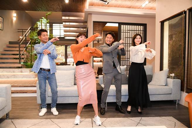 曾智希（左二）带演员群大跳炸裂舞，为收视加油。（三立提供）