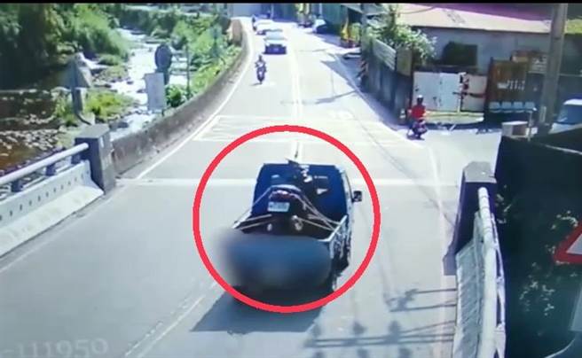 警方调阅监视器发现陈男机车遭窃嫌用小货车载走。（警方提供）