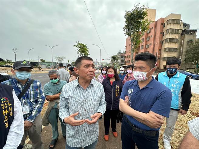 台中市龙井区西屯路、游园北路、都会园路交叉口上月底受暴雨袭击，出现淹水灾情，前立委顏宽恒、市议员林孟令日前邀集相关单位会勘。（顏宽恒办公室提供／潘虹恩台中传真）