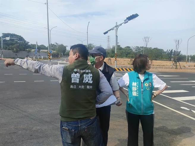 台中市龙井区西屯路、游园北路、都会园路交叉口上月底受暴雨袭击，出现淹水灾情，立委林静仪、市议员曾威日前邀集相关单位会勘。（潘虹恩摄）