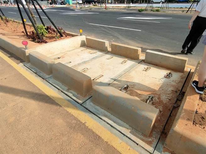 水利局人员会勘发现，该处滞洪池积淤，也是淹水主因之一，水利局将依违反水土保持法对建设局处6万元以上、30万元以下罚锾。（潘虹恩摄）