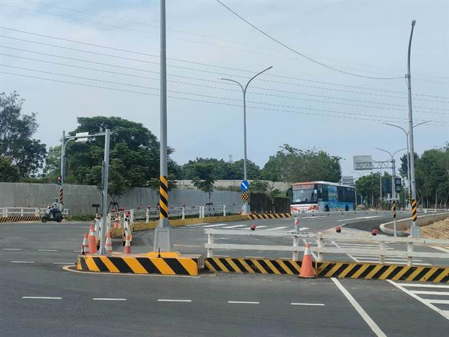 水利局研判应是中科西南向联外道路工程造成水流方向变更、容易集水的农地也因工程开发消失，洪水都匯集至西屯路、游园北路及都会园路交叉口造成淹水。（潘虹恩摄）