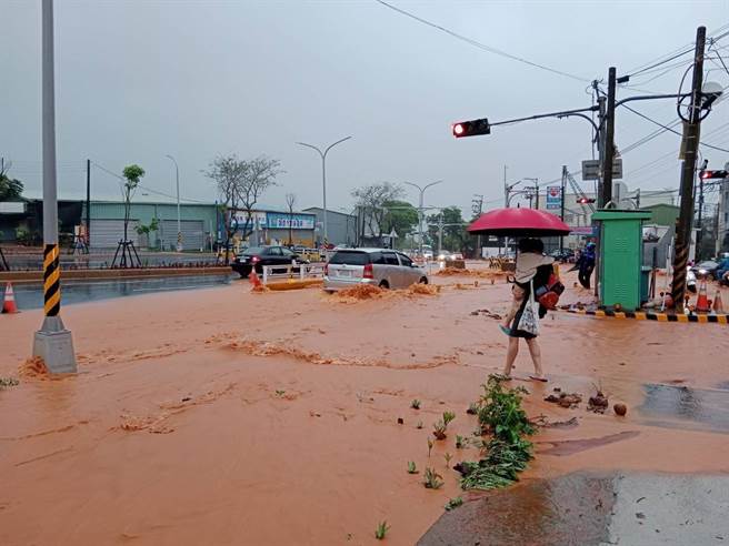 台中市上月底受到春雨袭击，龙井区西屯路、游园北路、都会园路交叉口出现滚滚红泥水，通行困难更淹入住宅。（里长林秋兰提供／潘虹恩台中传真）