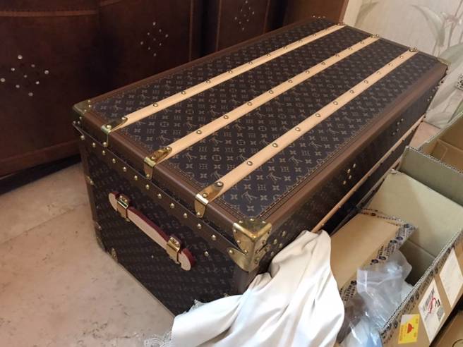 imB借贷平台爆出诈骗，金额高达25亿，检警搜索负责人住家，发现成堆的精品。（图／警方提供）