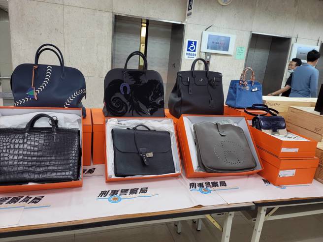 imB借贷平台爆出诈骗，金额高达25亿，检警搜索负责人住家，查扣多个昂贵精品包。（图／林郁平摄）