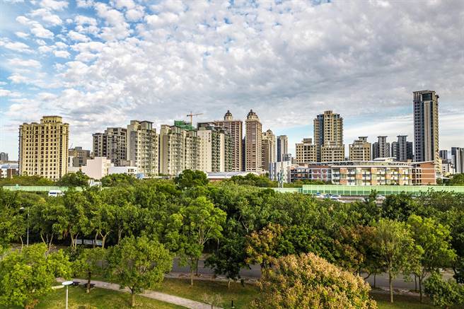 竹北房地产被炒作太高，天坑事件 让房价冻涨，并有下跌趋势。（罗浚滨摄）