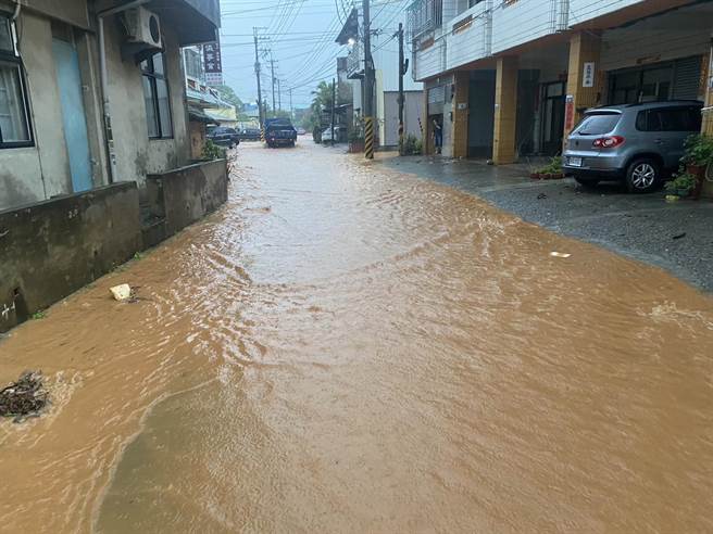 神冈区新庄里近年水患严重，每逢豪雨来临，新兴路、和睦路惨变「红河」。（杨琼璎服务处提供）
