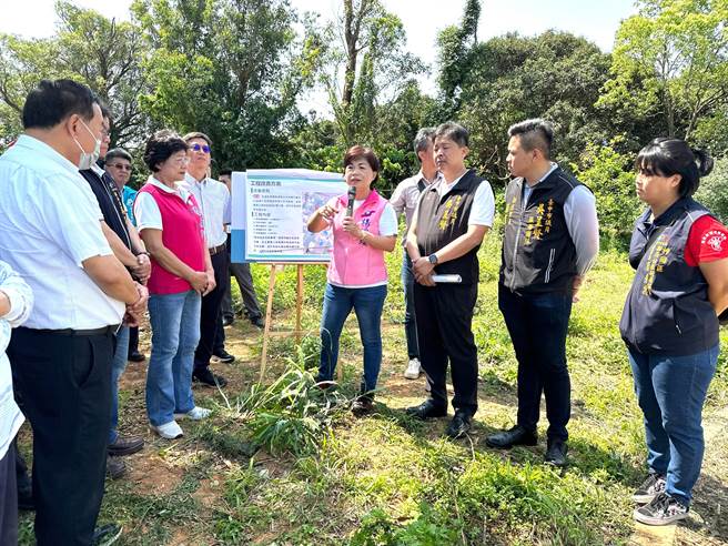 神冈区新庄里近年水患严重，每逢豪雨来临，新兴路、和睦路惨变「红河」，立委杨琼璎等人成功争取治水经费。（陈淑娥摄）