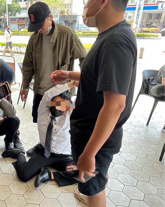 警方與婦人聯手演戲，逮捕前來面交取款的車手。（翻攝照片／崔正綱高雄傳真）