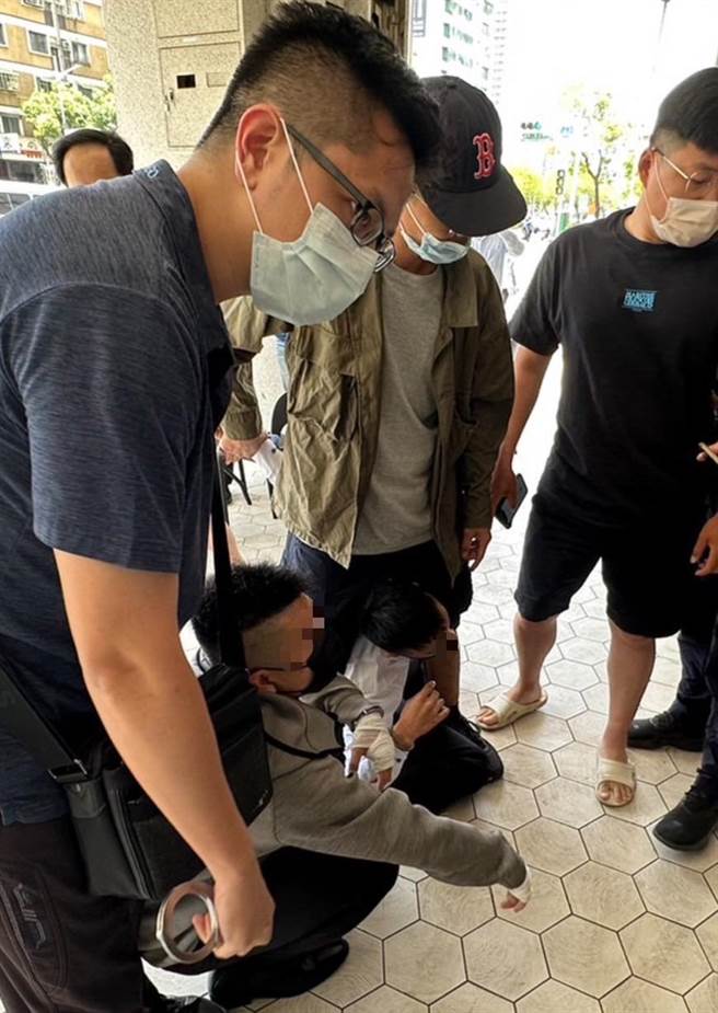 警方與婦人聯手演戲，逮捕前來面交取款的車手。（翻攝照片／崔正綱高雄傳真）